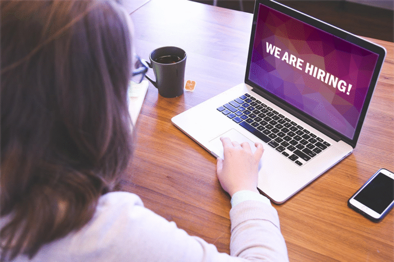 Työnhakija etsimässä työpaikkaa.