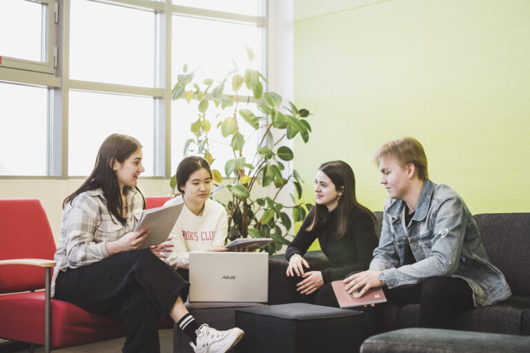 Opiskelijoita istumassa sohvalla