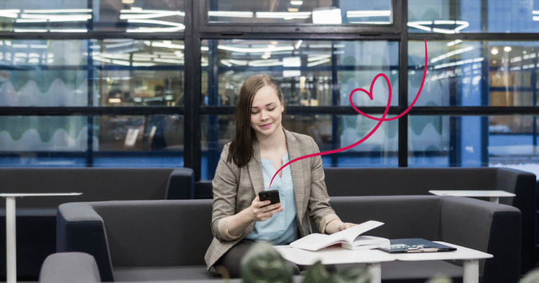 Opiskelija katsoo puhelintaan, josta lähtee ulos sydän.