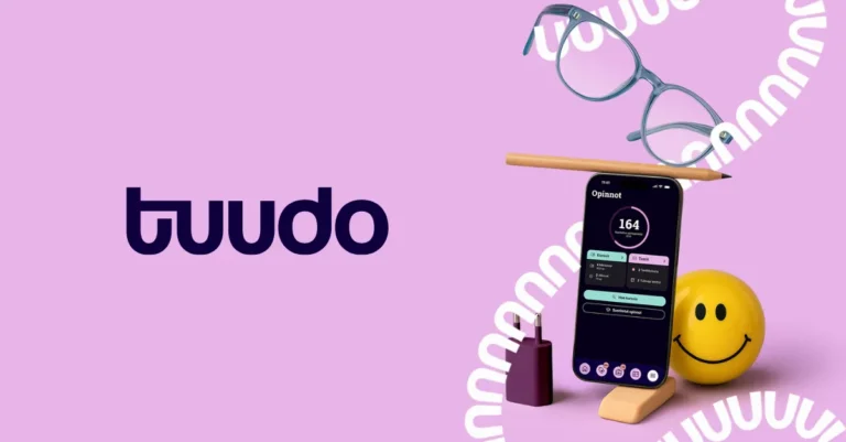 Uusi Tuudo - logo ja puhelin, jonka päällä tasapainoteltu esineitä.